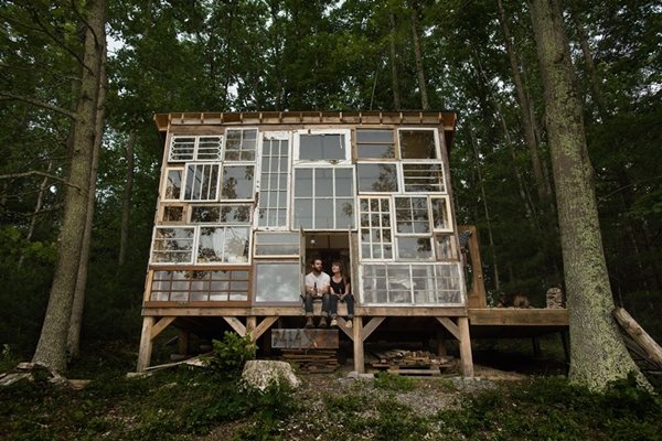 น่าทึ่ง! บ้านประหยัดสุดเก๋ สร้างจากไม้และหน้าต่างรีไซเคิลด้วยงบเพียง 500$