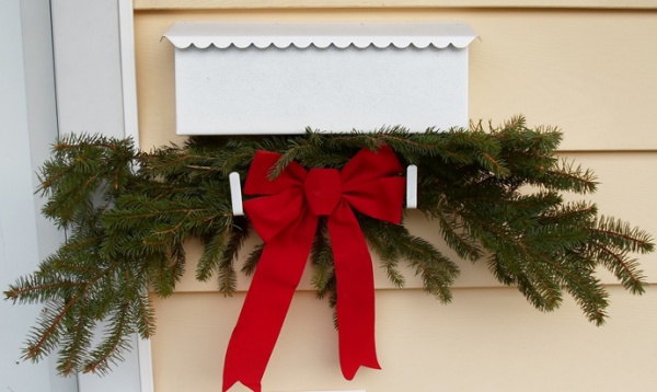 Welcoming Christmas - Festively Decorate Mailbox in a Fairy Tale Look - DIY - Design Trend - Decoration - Mailbox - Outdoor - Ideas