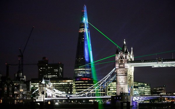 Laser Show Celebrates Europe's Tallest Building in London [VIDEO]