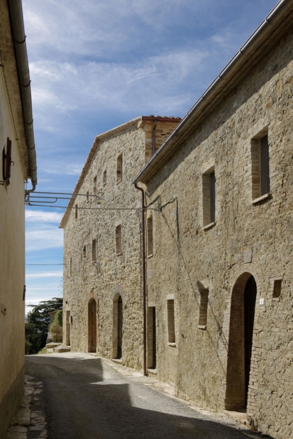 Khách sạn Monteverdi: một công trình kiến trúc được trùng tu tại Castiglioncello del Trinoro, Ý. - Thiết kế thương mại - Khách sạn - Monteverdi
