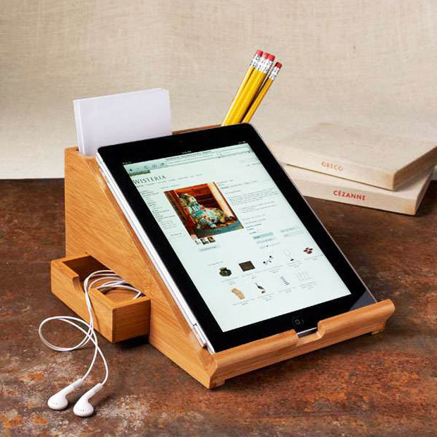 ไอเดียออกแบบที่วาง Tablet iPad โต๊ะไม้เล็กๆ วางสะดวกเก็บของได้