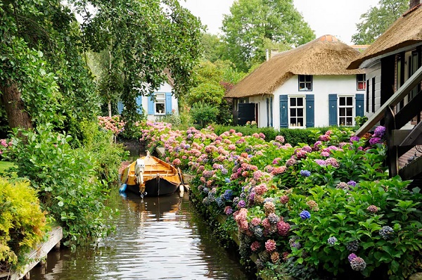 พาทัวร์หมู่บ้านไร้ถนนในเนเธอร์แลนด์ เงียบสงบสุดๆ (ดังสุดก็แค่เสียงเป็ดร้องก๊าบก๊าบ) - บ้านในฝัน - ออกแบบ - การออกแบบ - จัดสวน - สวนสวย - ไอเดียเก๋ - บ้าน - ไอเดียแต่งบ้าน
