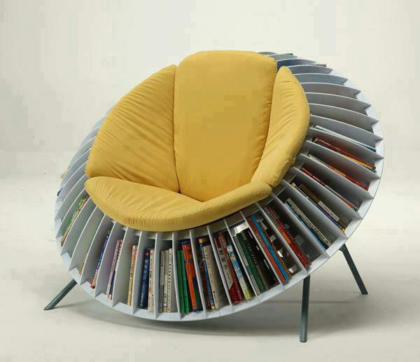 เก้าอี้อ่านหนังสือที่มีหนังสือให้ดูเพียบ