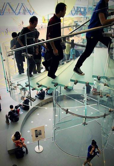 บันไดแก้วของ Apple Store ฮ่องกง