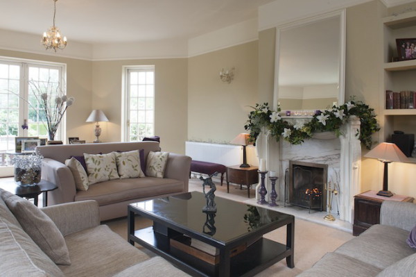 Beautiful Christmas Decorations Reminds Traditional English Styles - Decoration - Design - Interior Design - Ideas - Furniture - Lighting - Christmas - Living Room - Old British