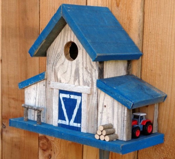Nhà dành cho chim thú vị làm từ gỗ