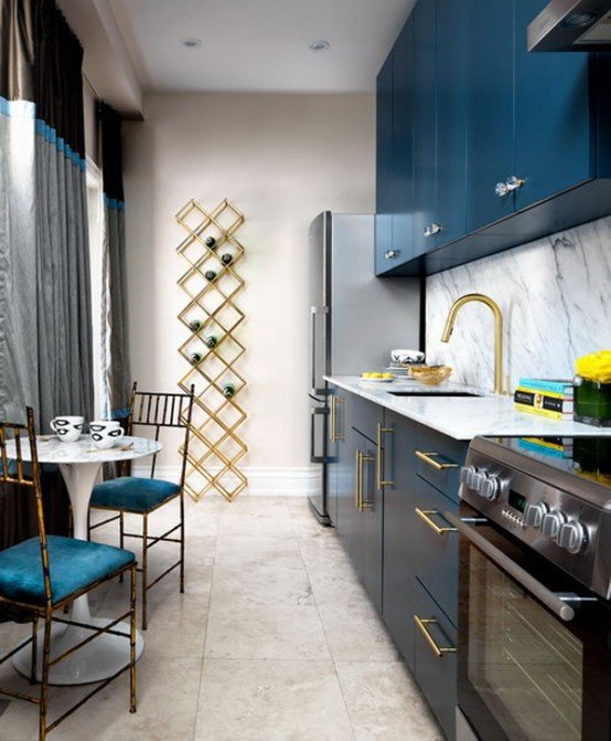 Nhà bếp thời trang với hai màu xanh dương – vàng và đá cẩm thạch