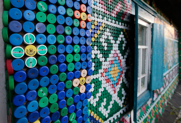 Creatively Decorate Small Russian Home From 30 000 Bottle Caps - Bottle Caps - Design - Decor