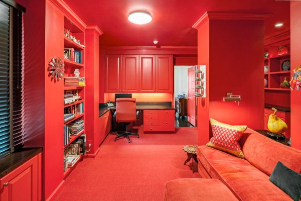 Căn phòng thu hút với một màu đỏ