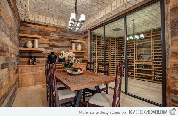 Phòng ăn ấm cúng hơn với những tấm tường gỗ.