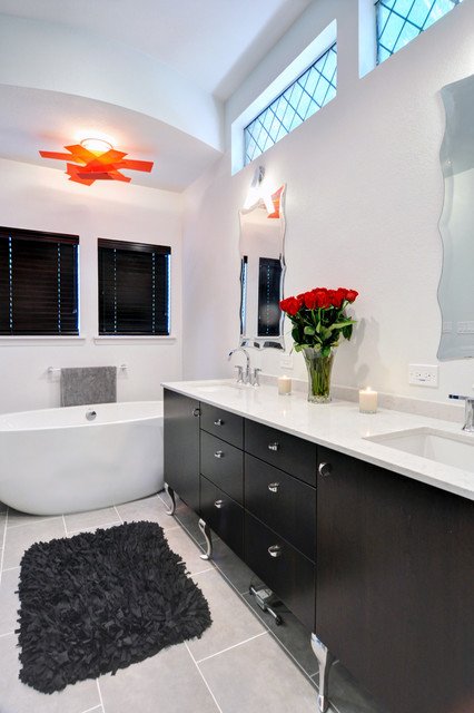 Phòng tắm thanh lịch trong hai màu đen và trắng