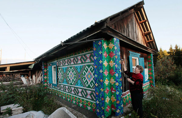 Creatively Decorate Small Russian Home From 30 000 Bottle Caps - Bottle Caps - Design - Decor