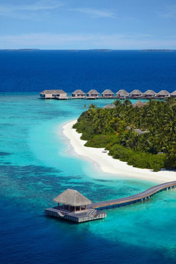 Dusit Thani Maldives: khu resort tuyệt đẹp với dòng nước biển xanh lam bao quanh