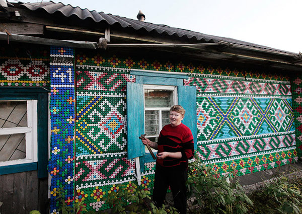 Creatively Decorate Small Russian Home From 30 000 Bottle Caps - Bottle Caps - Design - Decor