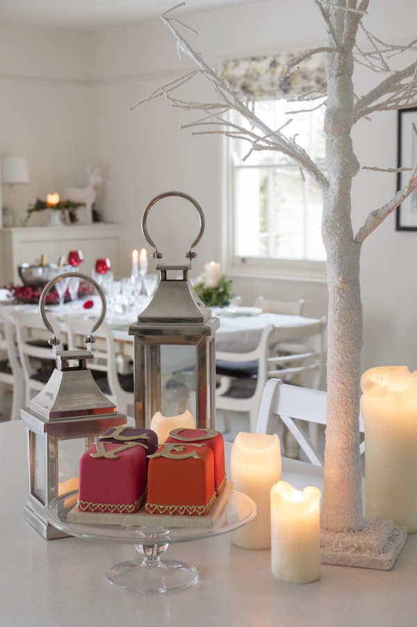 Beautiful Christmas Decorations Reminds Traditional English Styles - Decoration - Design - Interior Design - Ideas - Furniture - Lighting - Christmas - Living Room - Old British