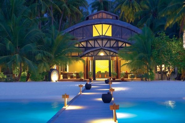 Resort Angsana Velavaru nằm giữa vùng biển Maldives xanh thẳm