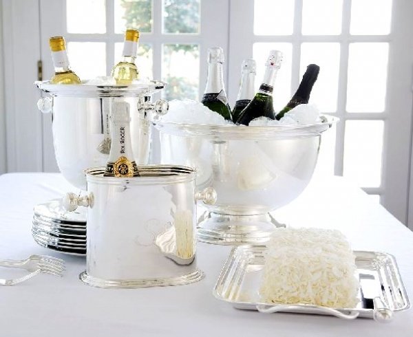 Klasszikus ezüst-fehér asztaldíszítés szilveszteri partyra