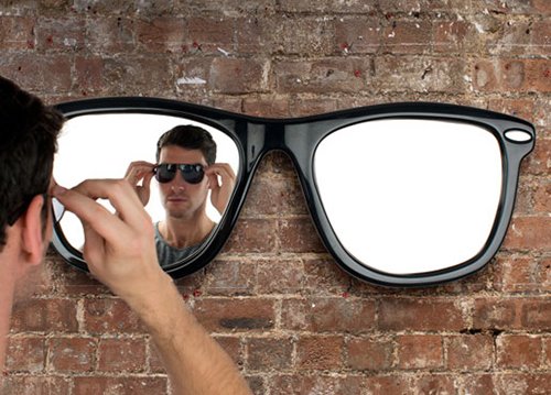 Gương treo tường độc đáo có hình dáng giống 1 cặp mắt kính