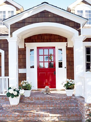 บ้านสวยและโดดเด่น ด้วย "ประตูบ้านสีแดง"