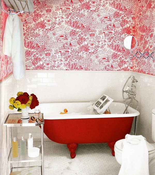 Phòng tắm thêm thu hút với bồn tắm màu sắc