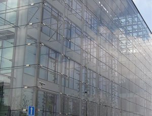 Staklene fasade - simbol održive gradnje ili potrošačke ekonomije i njenog poslednjeg kraha?