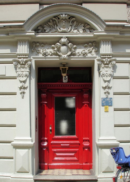 แบบประตูบ้านสีแดง