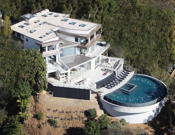 Ngôi nhà hoành tráng cheo leo bên vách núi tại Beverly Hills
