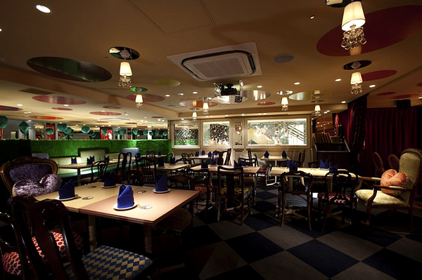 Nhà Hàng "Alice Lạc Vào Xứ Thần Tiên" Ở Nhật Bản - Thiết kế đẹp - Nội thất - Trang trí - Nhà hàng