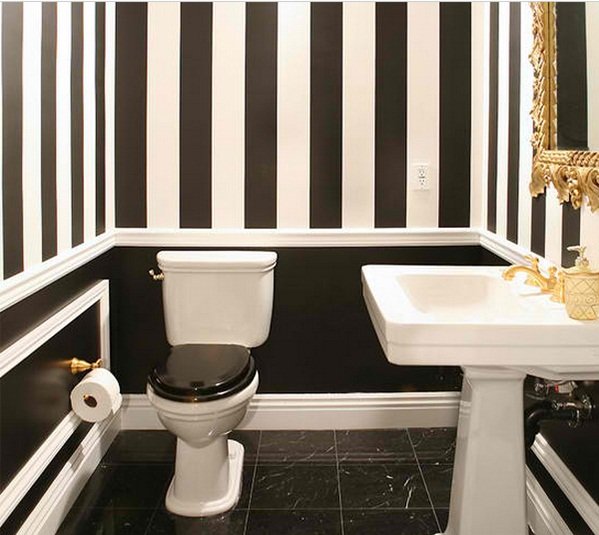Phòng tắm được trang trí giấy dán tường trắng & đen
