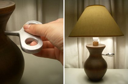 Wind-up bed side lamp