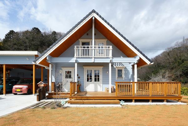 บ้านไม้ญี่ปุ่นชั้นครึ่ง ระเบียงหน้าบ้านกว้าง โดดเด่นด้วยผนังสีฟ้า - ไอเดีย - บ้านในฝัน - ตกแต่ง - บ้าน