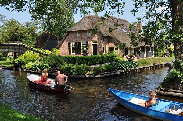 พาทัวร์หมู่บ้านไร้ถนนในเนเธอร์แลนด์ เงียบสงบสุดๆ (ดังสุดก็แค่เสียงเป็ดร้องก๊าบก๊าบ) - บ้านในฝัน - ออกแบบ - การออกแบบ - จัดสวน - สวนสวย - ไอเดียเก๋ - บ้าน - ไอเดียแต่งบ้าน