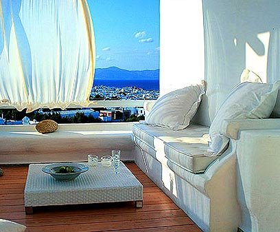 המלונות היפים של יוון, ומה נגנוב מהם לכאן