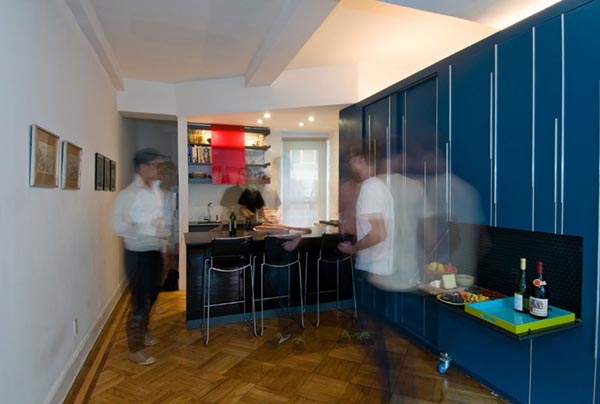สารพัดประโยชน์ "ตู้มหัศจรรย์" เนรมิตห้องเล็กๆให้เป็นวิมาน - เฟอร์นิเจอร์ - ของแต่งบ้าน - ตู้มหัศจรรย์ - ตู้อเนกประสงค์ - ตู้สีฟ้า - ตู้สำหรับห้องแคบ