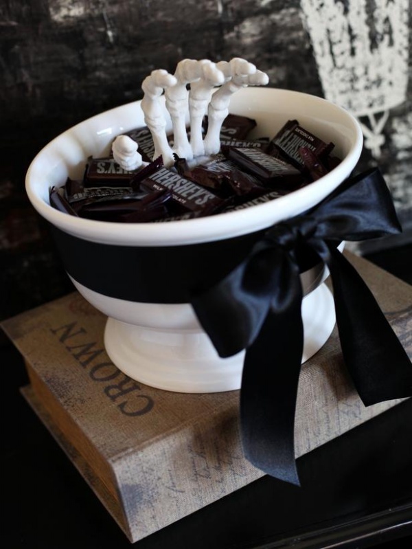 Extraordinary Black & White Decorating Ideas for Halloween - Interior Design - Decoration - Design - Ideas - Halloween
