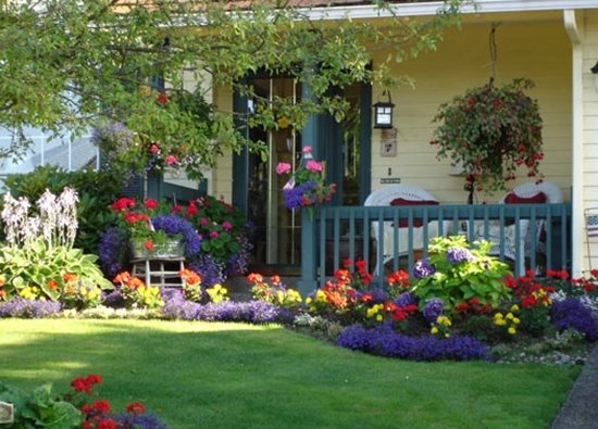 จัดสวนหย่อมหน้าบ้านด้วยดอกไม้