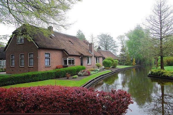 Giethoorn Holland - The Village Without Roads Only Canals & Bike Trails