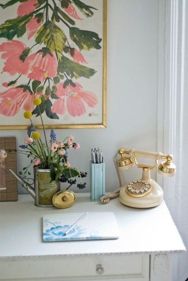 Phòng làm việc thêm  đẹp với màu vàng và màu hồng phấn