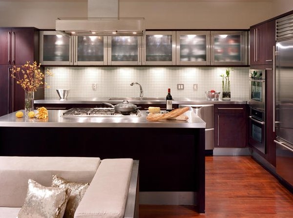 Không gian nấu ăn thêm sạch sẽ với tủ bếp bằng kim loại