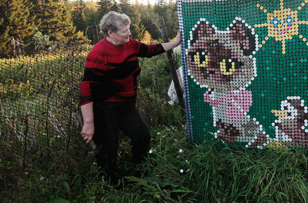 Creatively Decorate Small Russian Home From 30 000 Bottle Caps - Bottle Caps - Design - Decor