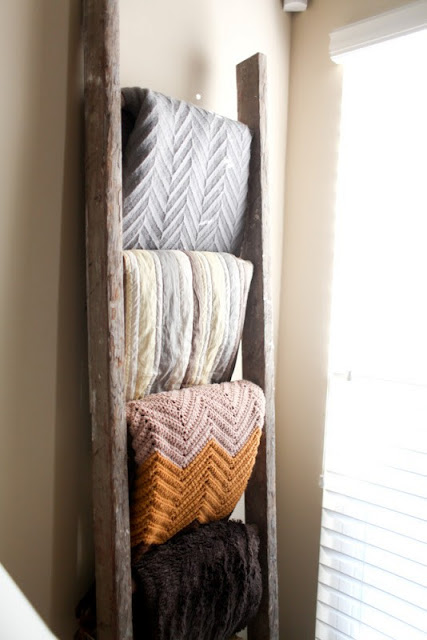 ไอเดียเก๋!! เก็บผ้านวมบนบันไดไม้ - ของแต่งบ้าน - ไอเดีย - DIY