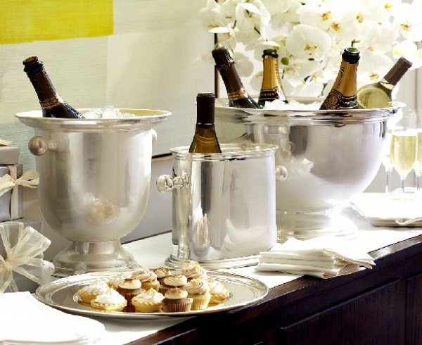 Silver White Table Decor for New Year's Eve Party - Decoration - Design - Interior Design - Ideas - New Year's Eve - Table Setting - Party