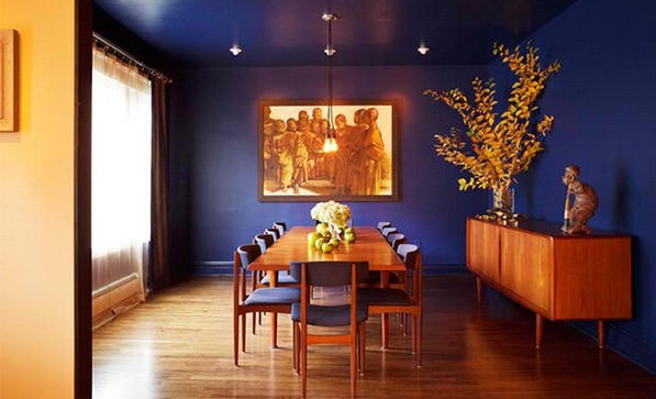 Phòng ăn mang hai màu cam và xanh blue