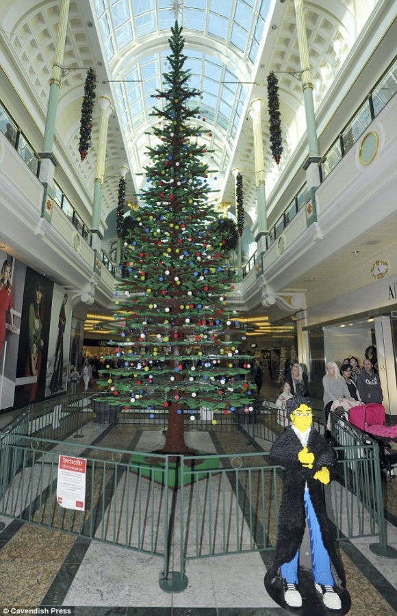 Impressive 30 foot Christmas Tree By Using 350.000 Lego Bricks - LEGO - Design - Commercial Design - Design News