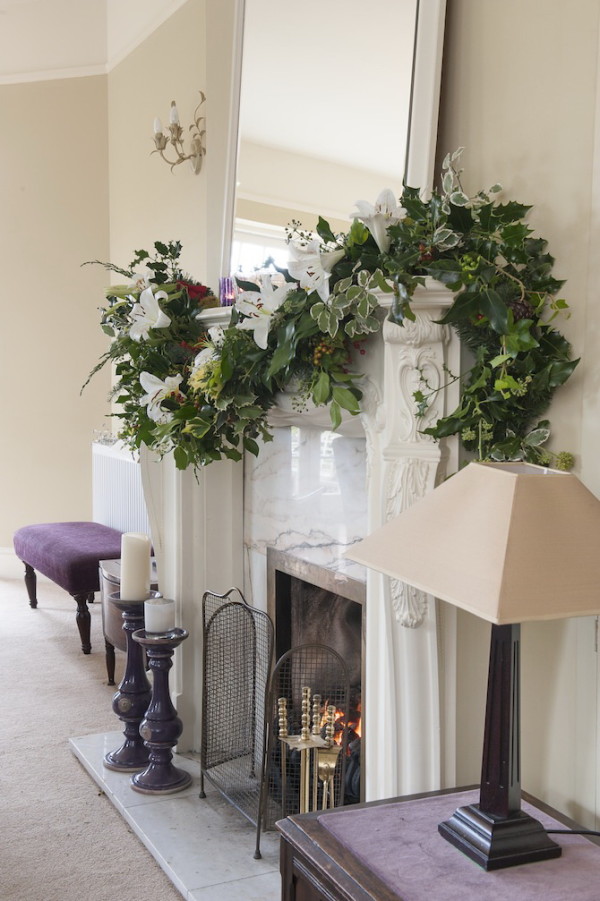 Beautiful Christmas Decorations Reminds Traditional English Styles - Decoration - Design - Interior Design - Ideas - Furniture - Lighting - Christmas - Living Room - Old British