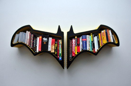 Lạ mắt với kệ sách treo tường hình Bat-man
