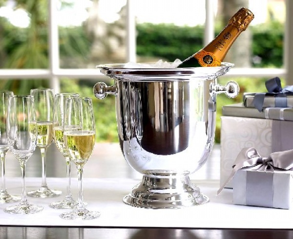 Silver White Table Decor for New Year's Eve Party - Decoration - Design - Interior Design - Ideas - New Year's Eve - Table Setting - Party