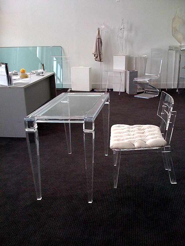Phòng làm việc hiện đại với bàn Acrylic - Bàn