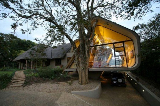 Szalmatetős dél-afrikai kunyhó modern, íves hozzáépítéssel