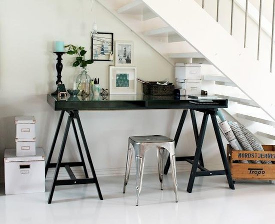 ไอเดียแต่งห้องใต้บันได ใช้สอยพื้นที่คุ้ม สวยโดนใจ!! - ไอเดียแต่งบ้าน - แต่งห้องใต้บันได - พื้นทีใต้บันได - มุมทำงานใต้บันได